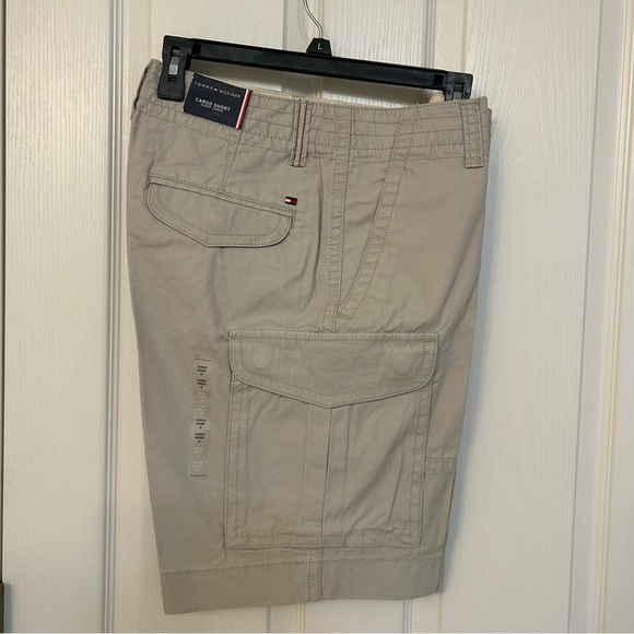 Tommy Hilfiger Men's Essential 10" Solid Cargo Shorts in Stone Size 30 - Picture 4 of 10